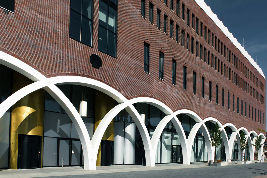 Gewerbegebäude mit großflächigen Fenster- und Glasflächen