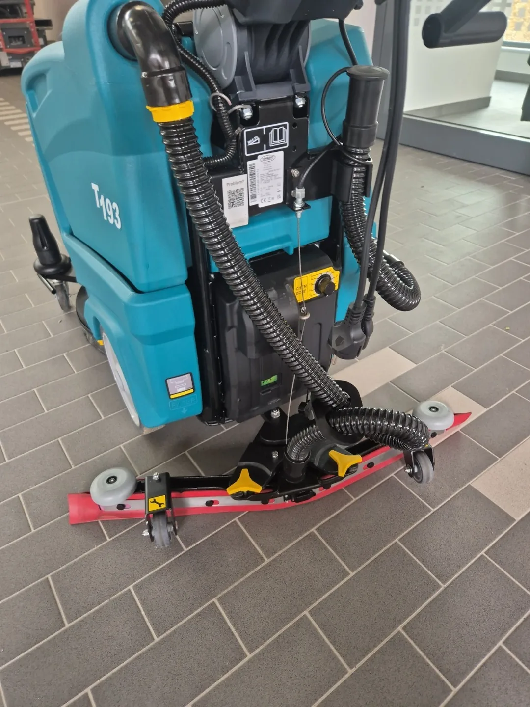 Scheuersaugmaschine bei der Bodenreinigung in Herne