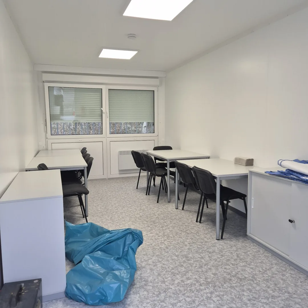 Tische und Stühle im Aufenthalts- und Bürocontainer in Fröndenberg