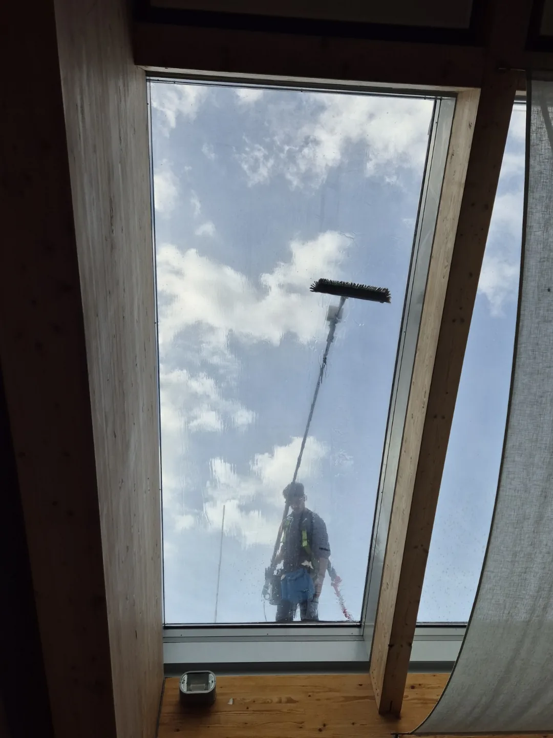 Reinigung einer Dachglasfläche von außen über den gesicherten Dachbereich