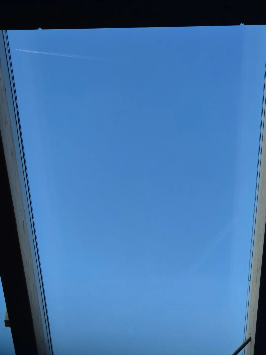 Dachglasfläche nach der Reinigung mit klarer Sicht nach außen