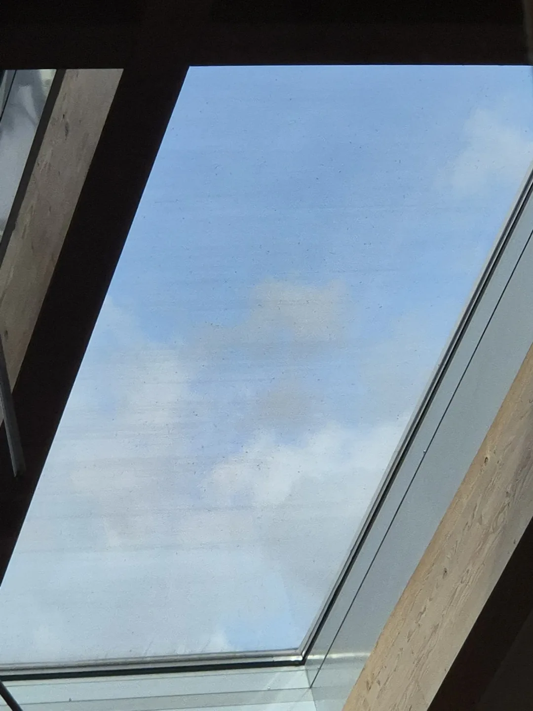 Dachglasfläche vor der Reinigung mit sichtbaren Ablagerungen