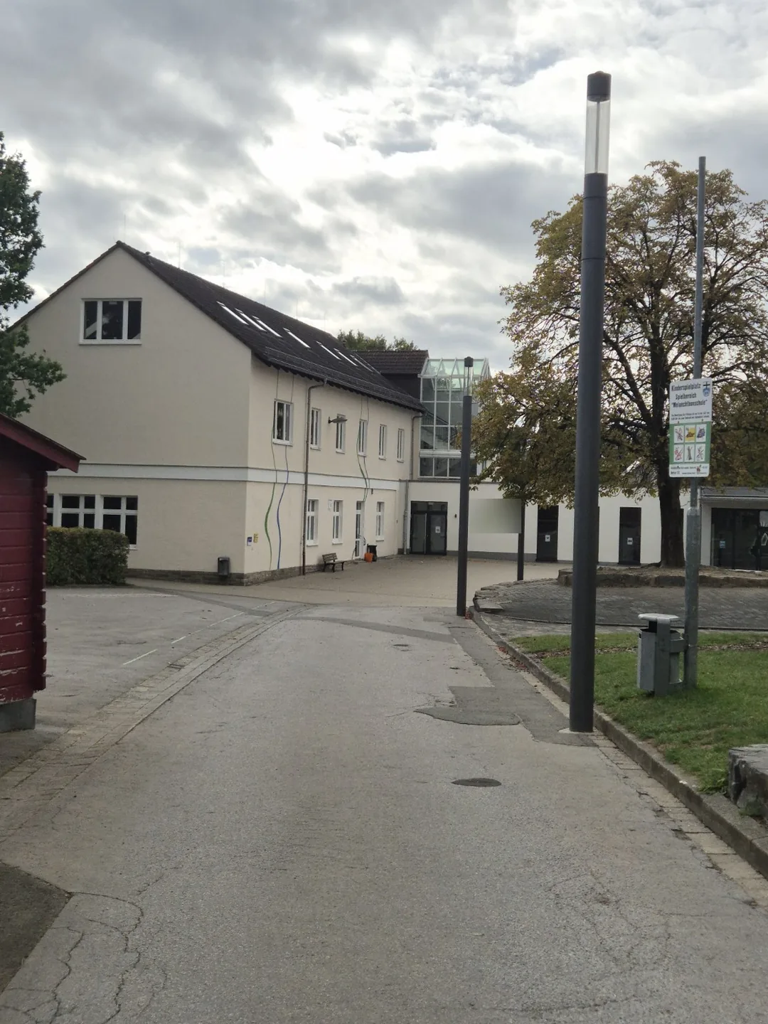 Eingangsbereich und verglastes Treppenhaus des Schulgebäudes