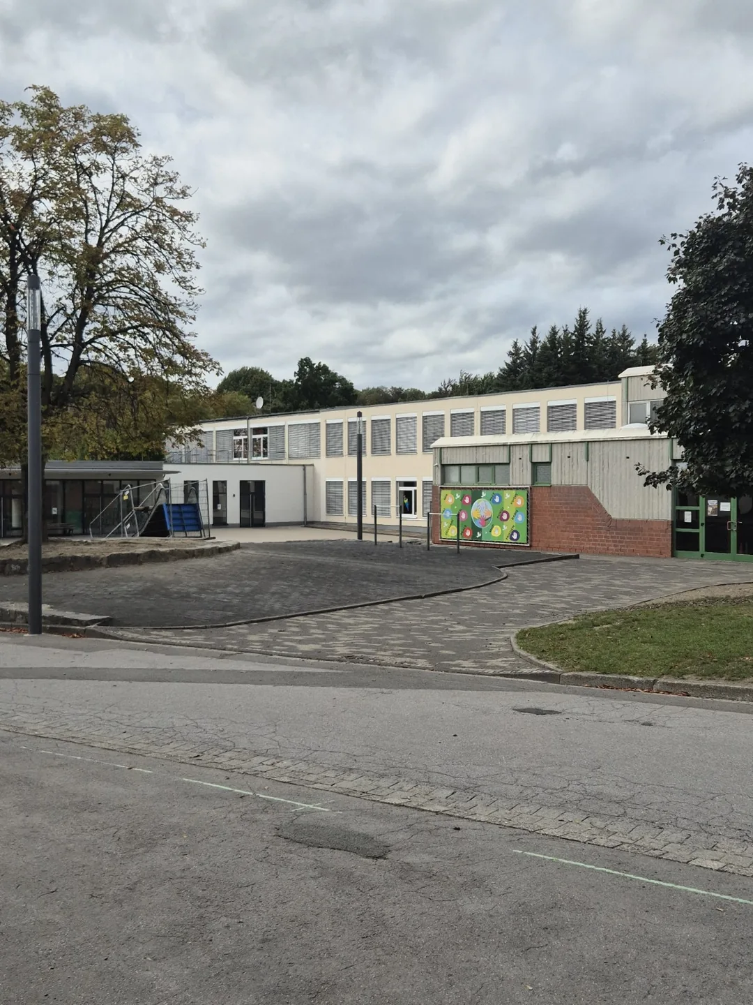 Fensterfront eines Schulgebäudes in Wickede (Ruhr)