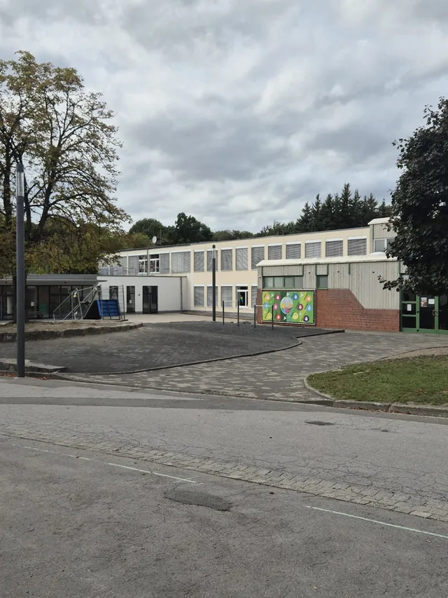 Fensterfront eines Schulgebäudes in Wickede (Ruhr)