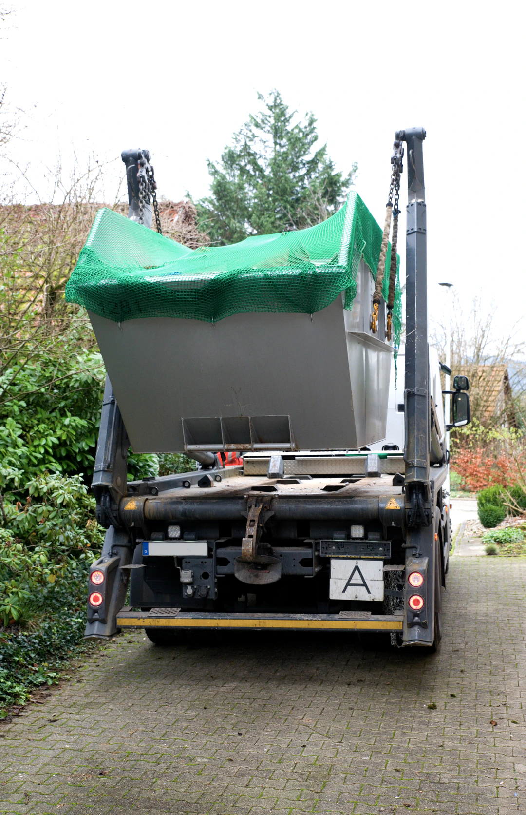 Abgedeckter Container bei der Verladung auf ein Transportfahrzeug