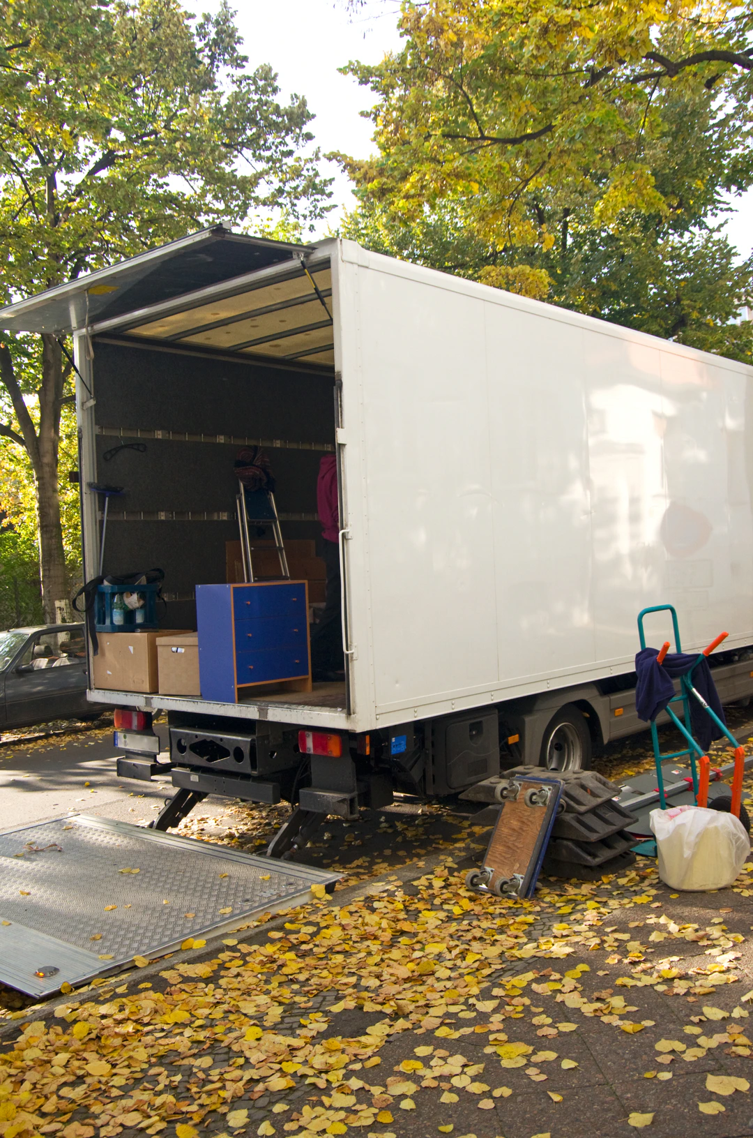 Geöffneter Möbeltransporter mit Möbeln und Transporthilfen
