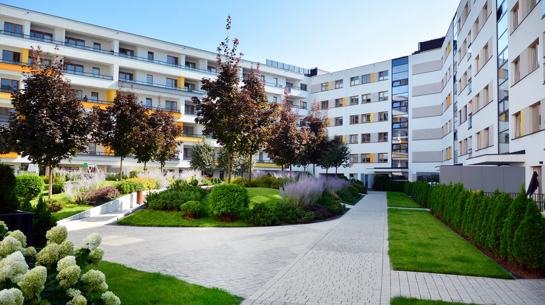 Gepflegtes gewerblich genutztes Gebäude mit Außenbereich